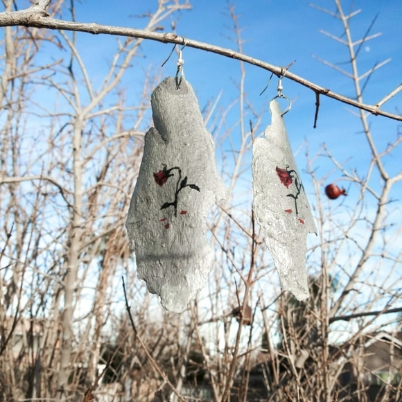 🥀 Wilted Rose Sycamore Bark Earrings - Picture 2 of 6